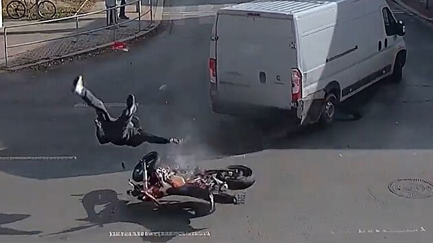 Motorká�i pod koly aut: Policie varuje drsným videem