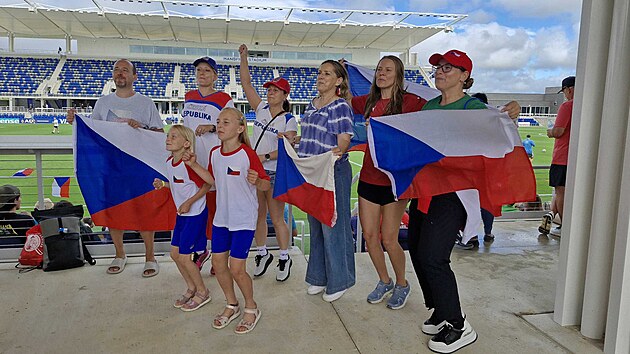 �e�tí fanou�ci na otev�eném tréninku fotbalové reprezentace v Mansfieldu.