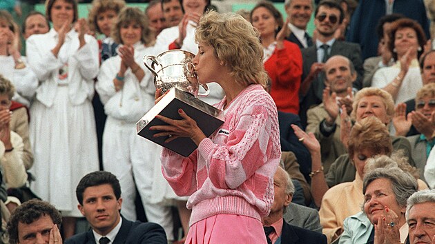 Chris Evertov� p�zuje s trofej� pro v�t�zku Roland Garros 1986.