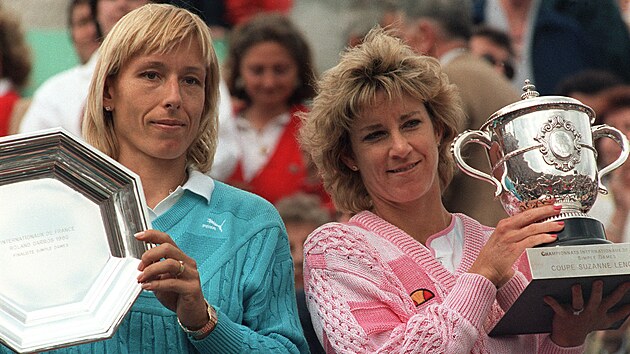 Chris Evertová (vpravo) pózuje s pohárem pro vít�zku Roland Garros 1986, ve...