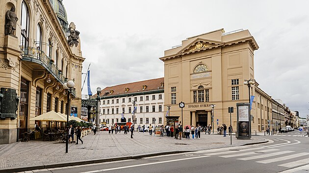 Dokon�en� nov� fas�dy u Hybern� a foto budovy z Pra�n� br�ny, Hybernia. (3. �ervna 2026)