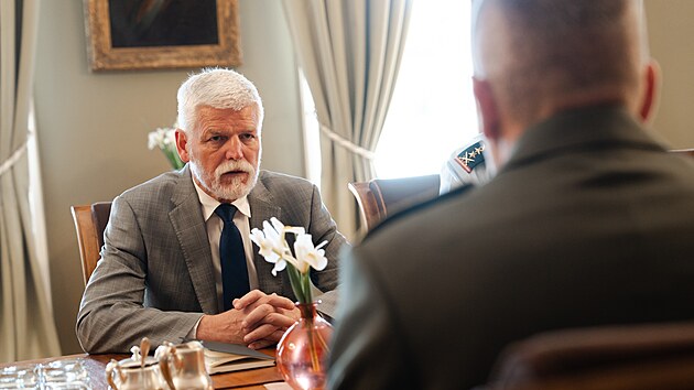 Prezident Pavel se na Pra�sk�m hrad� se�el s navr�en�m n��eln�kem Gener�ln�ho �t�bu Arm�dy �esk� republiky Miroslavem Hlav��em. (4. �ervna 2026)