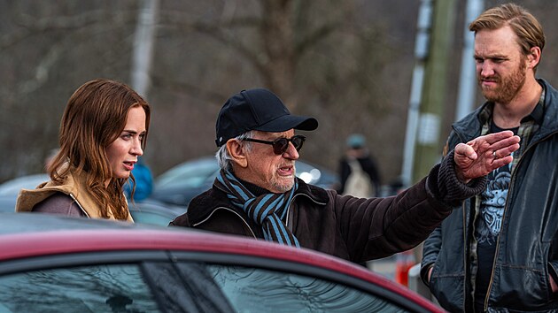 Re�isér Steven Spielberg s herci Emily Bluntovou a Wyattem Russellem p�i...