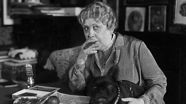 Anna Sacher se svým psem na snímku z roku 1930