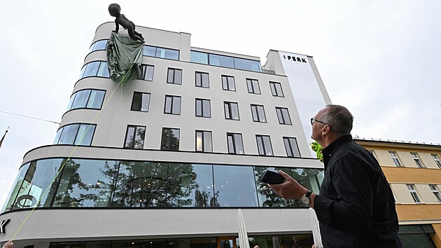 Na budov� Hotelu Perk v �umperku byla slavnostn� odhalena ikonick� socha Miminko od zn�m�ho v�tvarn�ka Davida �ern�ho. (5. �ervna 2026)