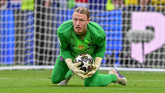Brank�� PSG Matv�j Safonov b�hem fin�lov�ho utk�n� Ligy mistr� proti Arsenalu.