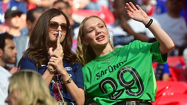 Fin�le Ligy mistr� si nenechala uj�t ani Marina Kondratiukov�, man�elka brank��e PSG Matv�je Safonova.