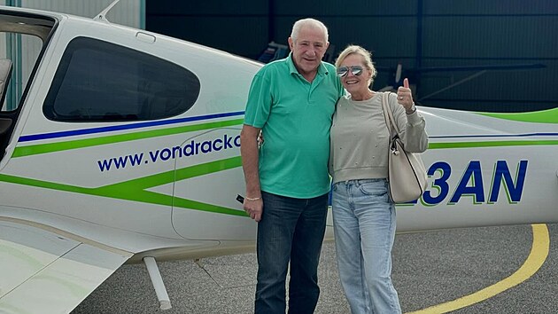 Zp�va�ka Helena Vondr��kov� s Martinem Michalem prod�vaj� sv� letadlo. (�erven 2026)