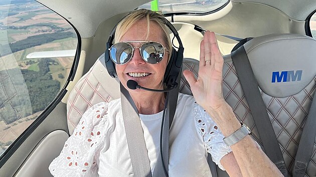 Zp�va�ka Helena Vondr��kov� s Martinem Michalem prod�vaj� sv� letadlo. (�erven 2026)