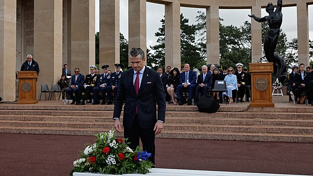 Pete Hegseth, americk� ministr obrany, novou administrativou naz�van� ministr v�lky, p�i ceremoni�lu ke Dni D v Normandii. (6. �ervence 2026)