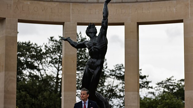 Pete Hegseth, americk� ministr obrany, novou administrativou naz�van� ministr v�lky, p�i ceremoni�lu ke Dni D v Normandii. (6. �ervence 2026)