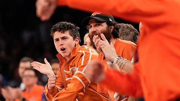 Timoth�e Chalamet pro��v� t�et� fin�le NBA, jeho New York Knicks se San Antonio...
