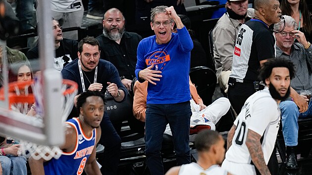 Herec a filma� Ben Stiller se raduje z newyorsk� trefy b�hem t�et�ho fin�le NBA.