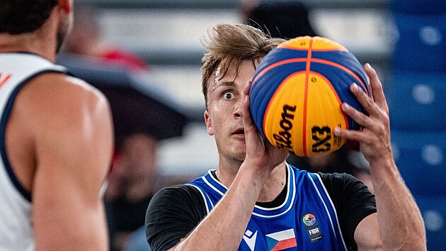 �eský basketbalista Filip Novotný st�ílí na MS ve 3x3 v zápase s Nizozemskem.