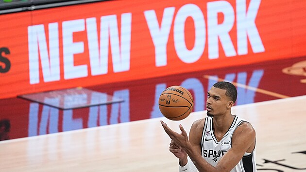 Victor Wembanyama ze San Antonio Spurs p�i trestn�m hodu
