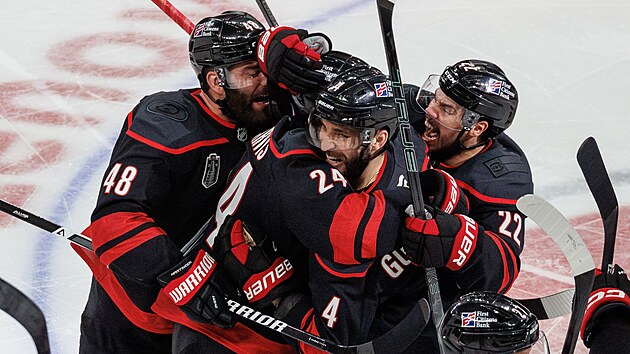 Hokejist� Caroliny se raduj� po v�t�zn�m g�lu Setha Jarvise (druh� zleva) ve druh�m utk�n� fin�le Stanley Cupu proti Vegas.