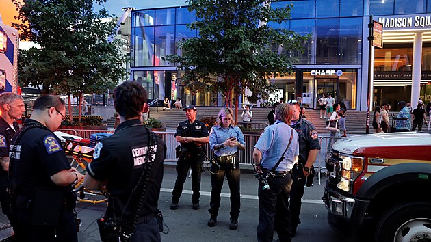 �to�n�k v ned�li ve�er m�stn�ho �asu (v noci na dne�ek SEL�) pobodal �est lid� na newyorsk�m n�dra�� Penn Station. (8. �ervna 2026)