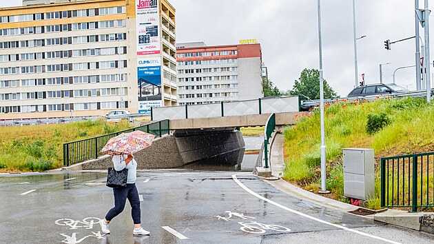 Podchod pod Hradeckou ulic� na hradeck� k�i�ovatce Mileta je otev�en� u� od podzimu, tentokr�t ho zaplavil d隝. (1. �ervna 2026)