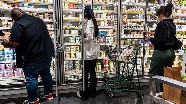 Zákazníci v prodejn� Whole Foods v New Yorku 13. dubna 2026