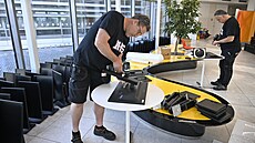 Zl�­nská fakulta poslala školám na UkrajinÄ� 60 poÄ��­taÄ�ů a 87 monitorů