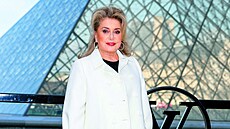Catherine Deneuve. A její recept na krásu? Hodn� spánku i vody, mén� slun�ní. A...