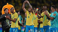 Lucas Paquetá (ruce naho�e) slaví s brazilskými spoluhrá�i výhru nad Panamou.