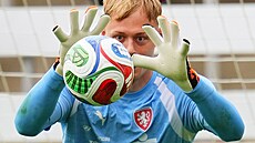 Luká� Horní�ek hypnotizuje mí� p�i tréninku �eské reprezentace.
