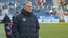 Kou� Slovácka Roman Skuhravý sleduje utkání svých hrá�� proti Hradci Králové.