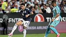 Argentinský zálo�ník Enzo Fernández kontroluje mí�, sleduje ho Alejandro Reyes...