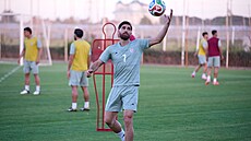 Íránský fotbalista Alireza D�ahanbach� na tréninku.