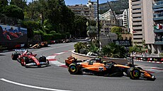 Lando Norris a Charles Leclerc projí�d�jí zatá�ku Fairmont Hairpin.