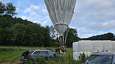 Balon Atlantic Explorer po p�istání nedaleko lucemburského m�ste�ka Tandel