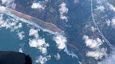 Francouzské pob�e�í po p�eletu Atlantického oceánu z ko�e balonu Atlantic...