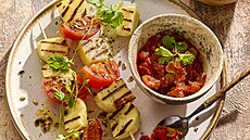 Grilované halloumi �pízy s raj�aty