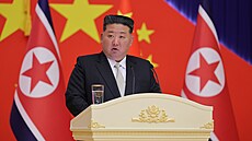 Kim �ong-un p�ivítal Si �in-pchinga v Pchjongjangu. (8. �ervna 2026)