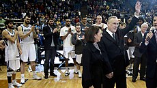 Rick Adelman mává fanou�k�m poté, co jako osmý kou� historie NBA dosáhl na metu...