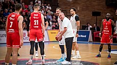 Ronen Ginzburg, bývalý kou� Nymburka i �eské reprezentace, p�ed za�átkem finále...