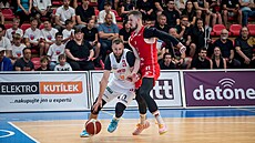Martin K�í� z Nymburka se tla�í kolem Lubo�e Ková�e z Pardubic ve finále Maxa...