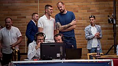Martin Peterka a Ond�ej Balvín sledují první finále Maxa NBL mezi Nymburkem a...