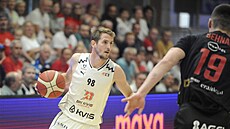Jakub T�ma z Pardubic b�hem t�etího finále Maxa NBL s Nymburkem.