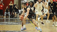 Franti�ek Rylich hledá cestu do pardubické obrany ve finále Maxa NBL.
