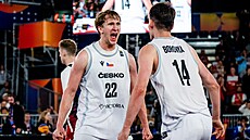 Adam R��i�ka a �t�pán Borovka se radují b�hem utkání s USA na MS ve Var�av�.