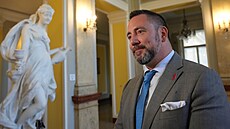 Ministr �ivotního prost�edí Igor �ervený p�ichází na zasedání vlády. Hlavním...
