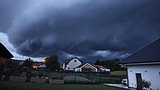 Fotografie meteorologického jevu, známého jako shelf cloud (húlava),...