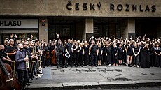 Protest iniciativy Ve�ejnoprávn� s podporou odbor� proti postupu vládní koalice...