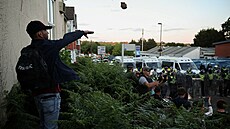 Protestující se st�etávají s policisty v britském Southamptonu b�hem...