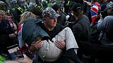 Protestující odná�í �enu b�hem demonstrace po odsouzení Vickruma Digwy za...