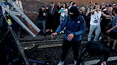Protestující se st�etávají s policisty v britském Southamptonu b�hem...
