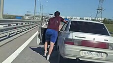 Mu� tla�í své auto k �erpací stanici na Krymu kv�li nedostatku pohonných hmot....