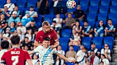 Zálo�ník Tomá� Sou�ek hlavi�kuje v utkání s Guatemalou.
